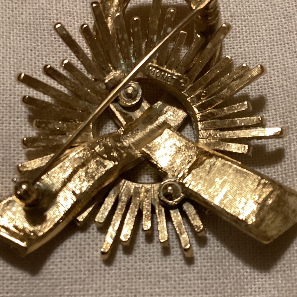 Monet Gold Starburst Ribbon Brooch - Picture 2 of 2